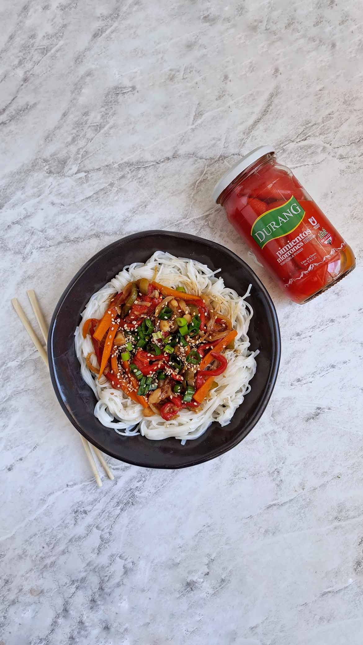 Wok con fideos de arroz